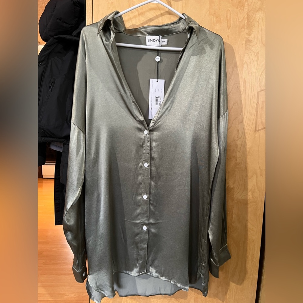 SNDYS Olive Satin Button-Up Blouse Long Sleeve NWT Size [Small/Medium/AU8]